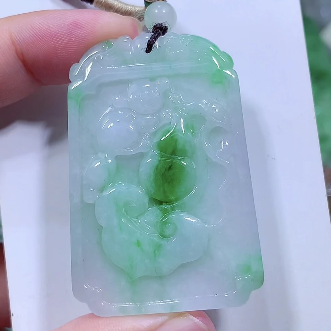 缅甸天然翡翠A货飘绿灵猴献寿吊坠