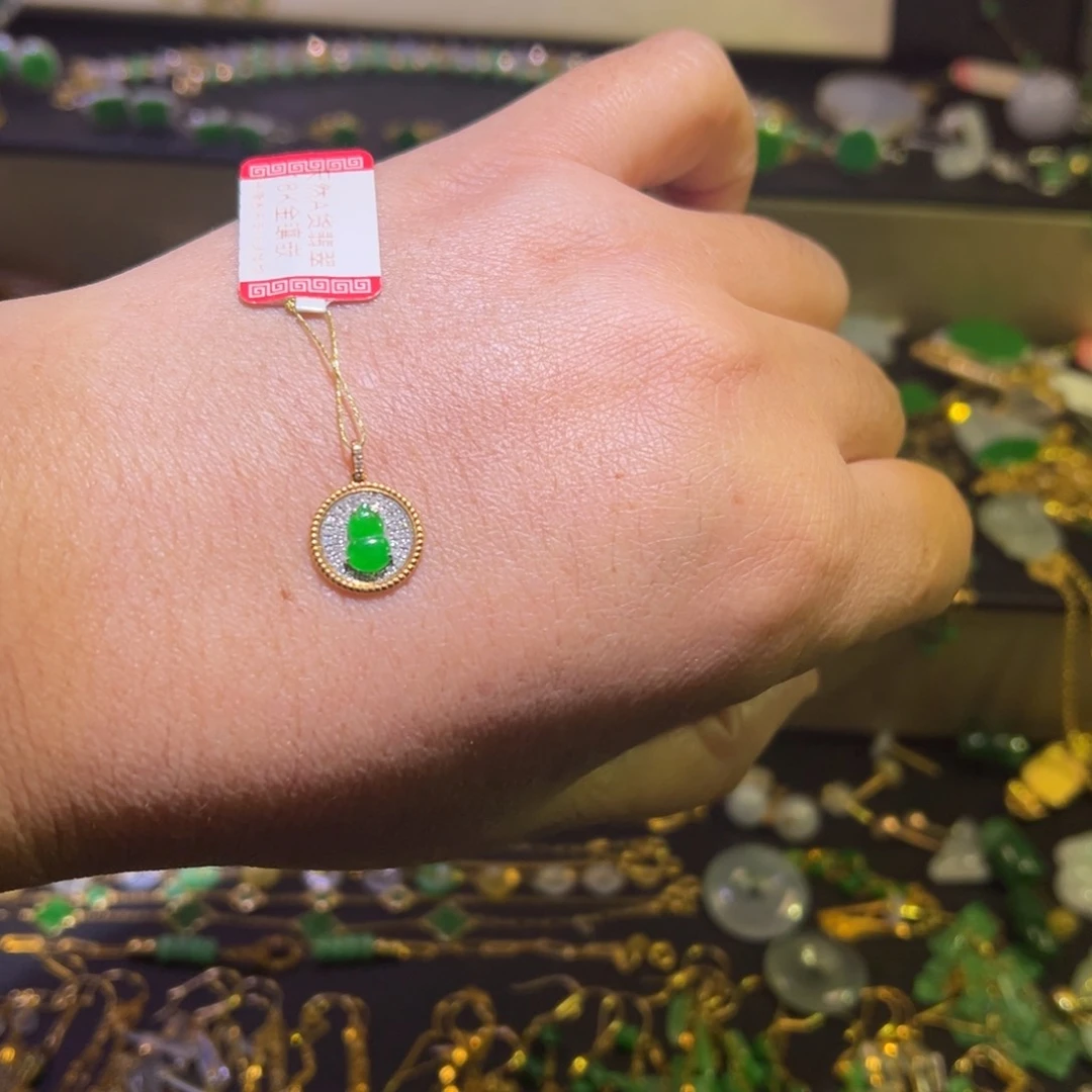 颈饰18K金镶嵌翡翠吊坠
