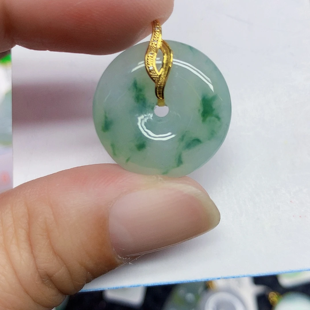 翡翠18K金镶嵌颈饰平安扣