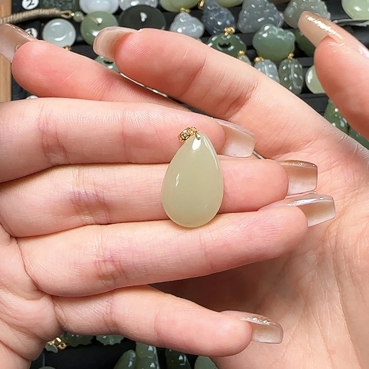 和田玉18K金镶嵌颈饰