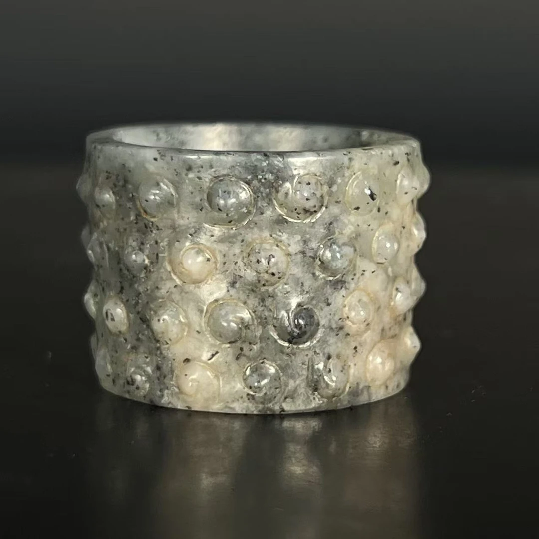 B1540 和田玉鼓钉纹扳指 内径2.3cm