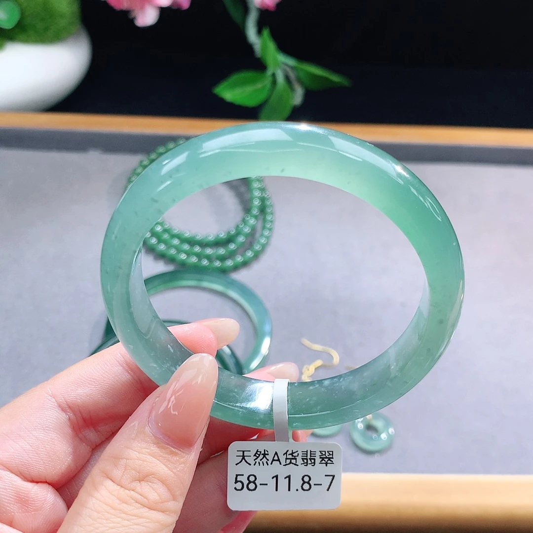 未镶嵌手镯（圆镯）翡翠