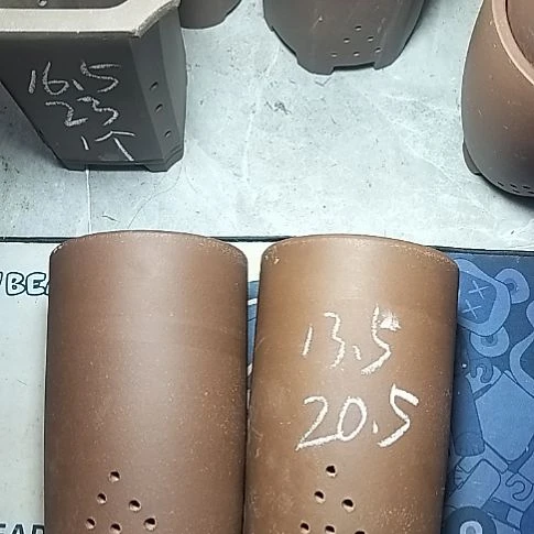 大笔筒两个紫砂花盆
