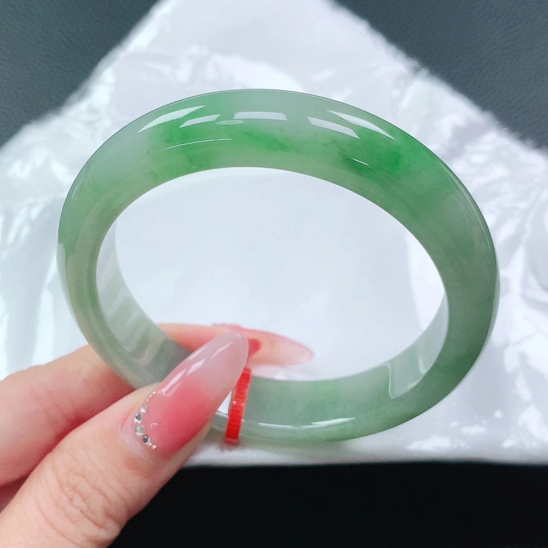 翡翠手镯未镶嵌56圈