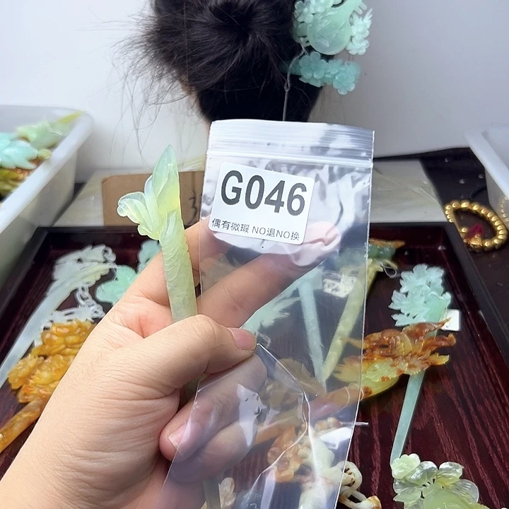 蛇纹石玉合金发饰往**走