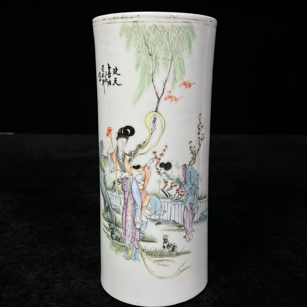 Lot22:  粉彩仕女婴戏帽筒H：28.6cm