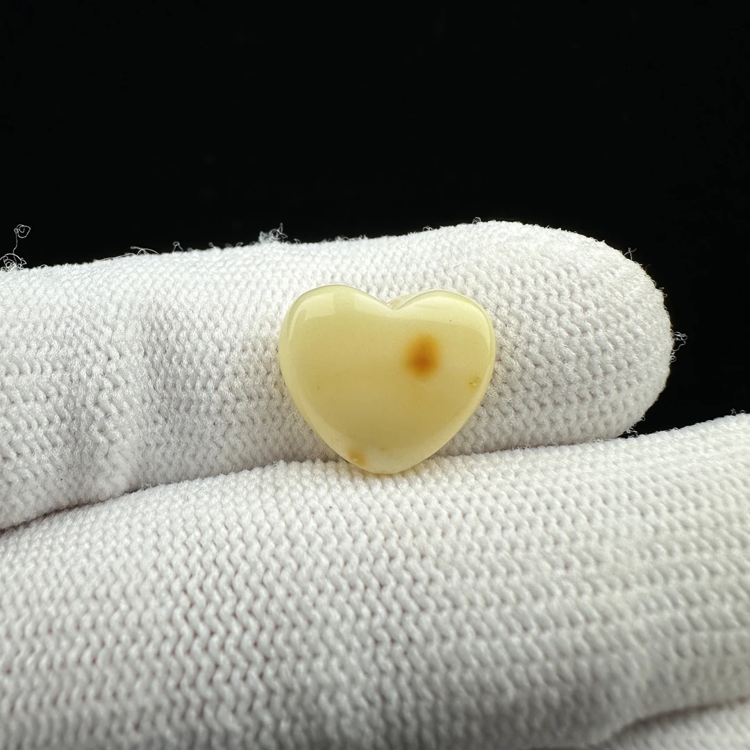 J1761天然蜜蜡俄料爱心13*11*5mm 一物一图 实物拍摄 假一罚十