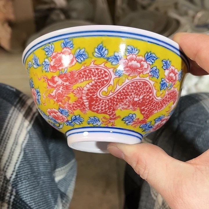 瓷片//////直径12.5厘米。红西西。