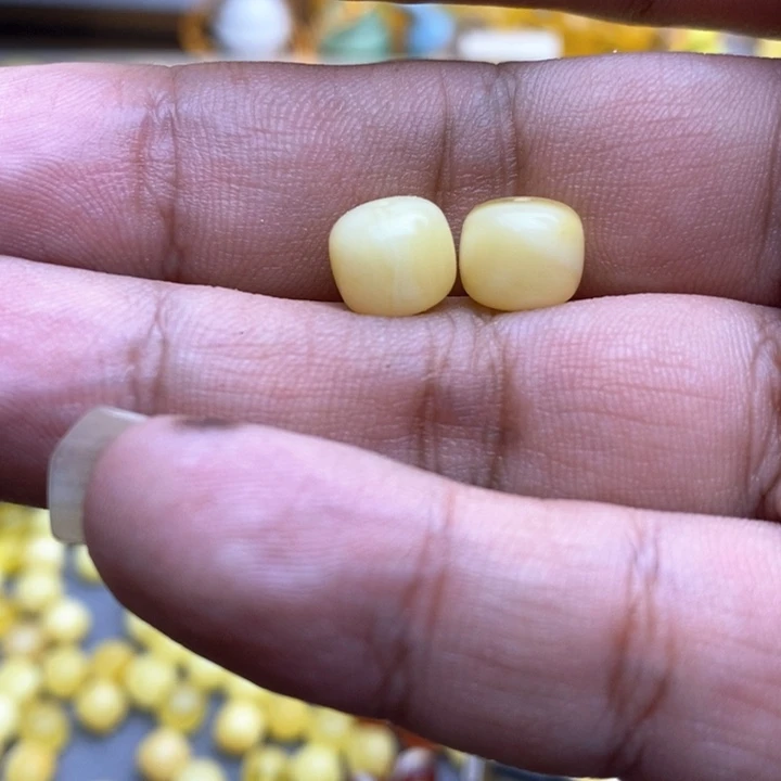 琥珀裸石未镶嵌8号9*8老型2颗微瑕