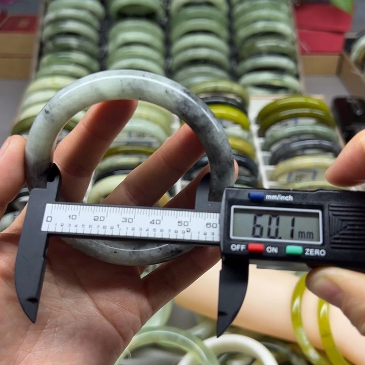 蛇纹石玉未镶嵌手镯40