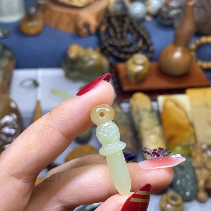 岫岩老玉（透闪石质玉）吊坠未镶嵌