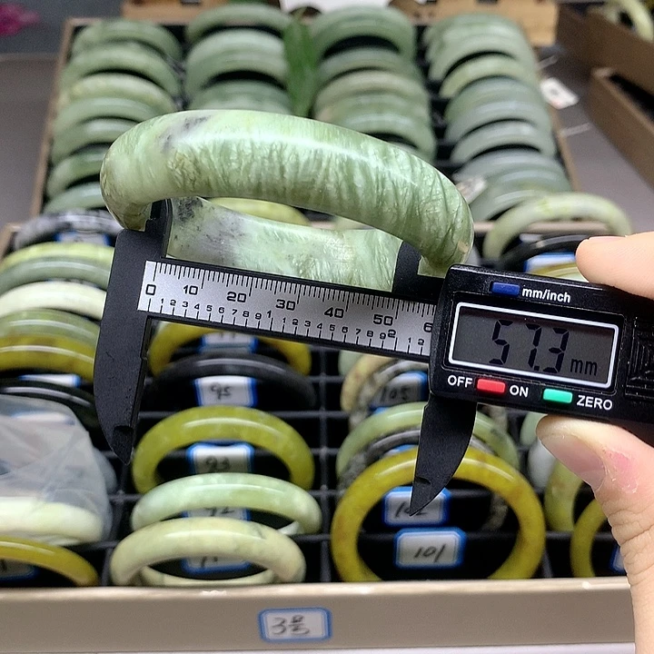 蛇纹石玉未镶嵌手镯94