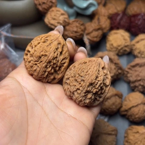 v***熊文玩核桃吊坠南疆石