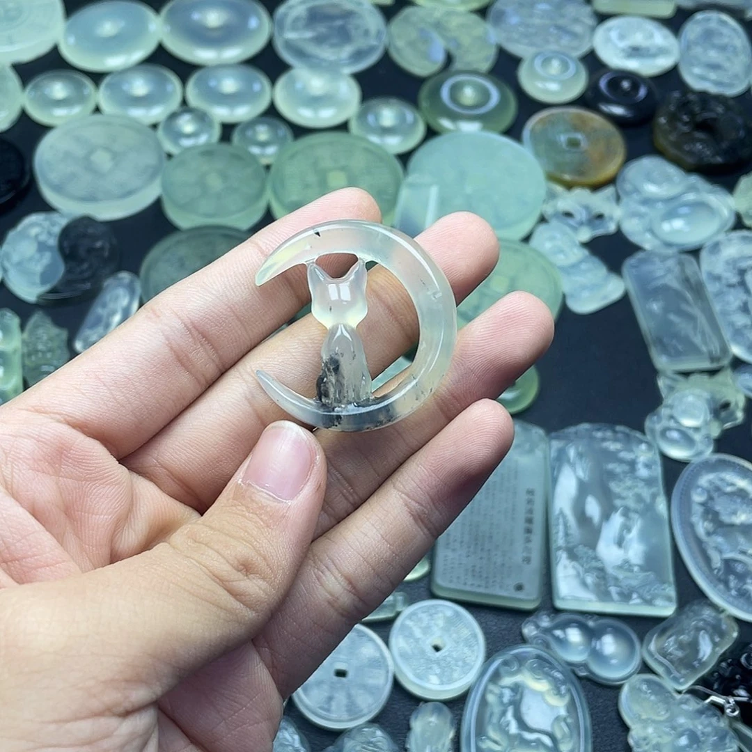 岫玉未镶嵌颈饰月亮猫