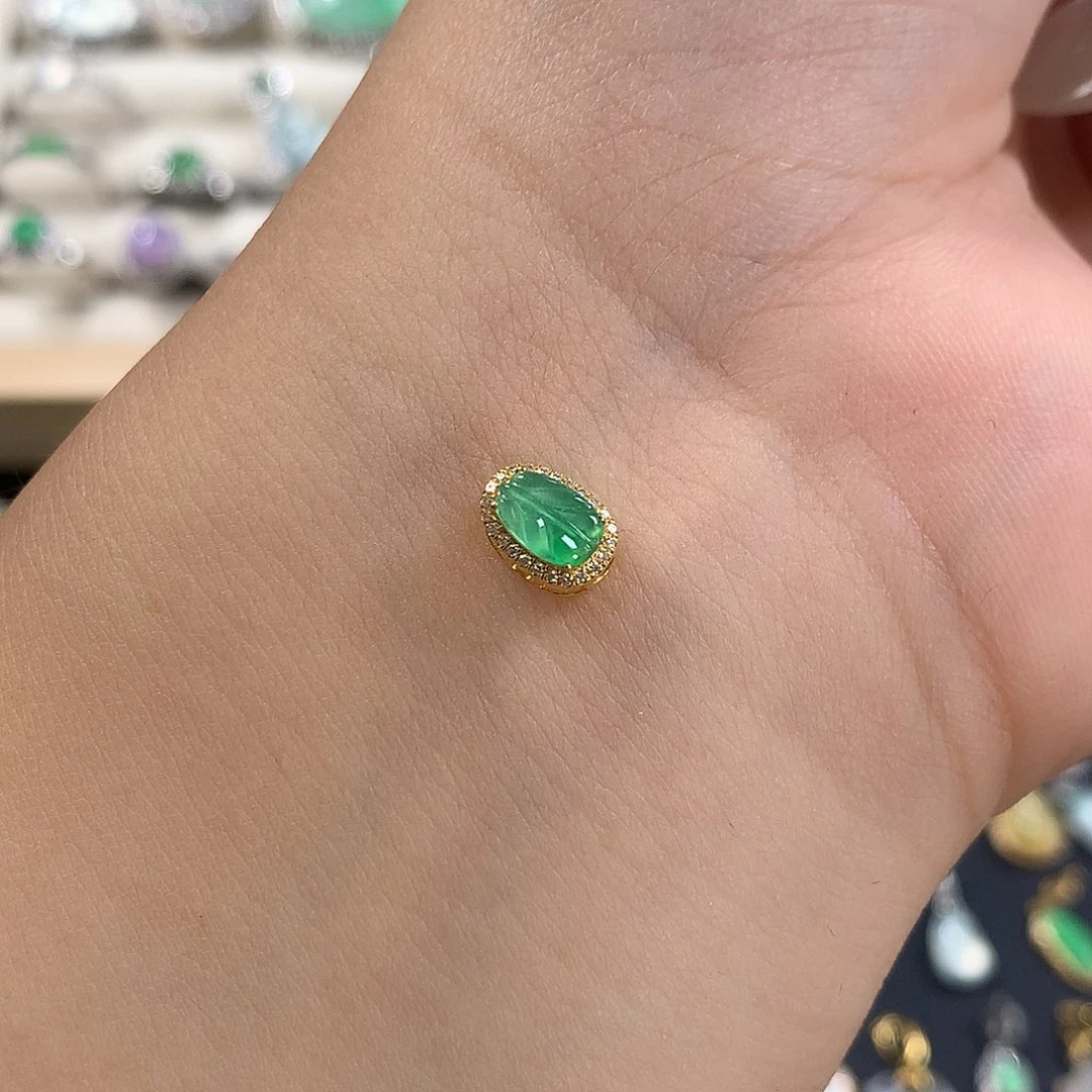颈饰18K金镶嵌翡翠