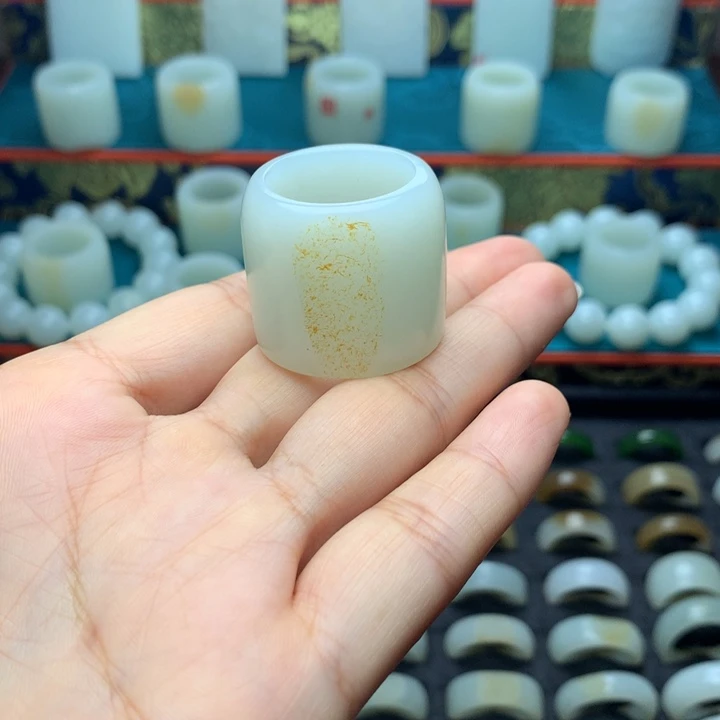 未镶嵌戒指和田玉