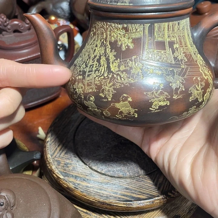 紫砂茶壶原矿泥料，手工制作的一把紫砂壶。