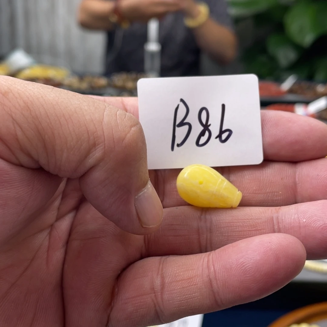 未镶嵌琥珀手链多样性发，发其中一件