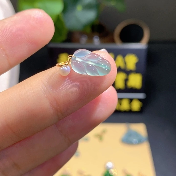 颈饰18K金镶嵌翡翠吊坠