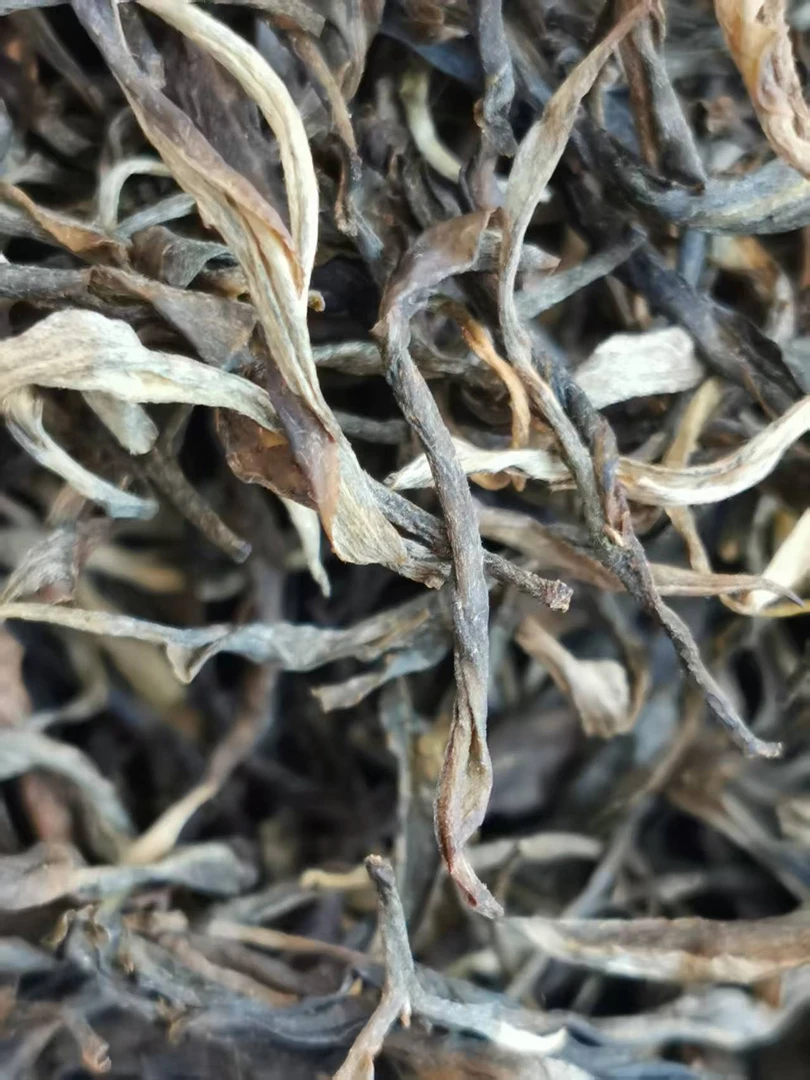 2024年贺开古树生茶,新茶爽口,带有苦涩味,略有老班章的刺激