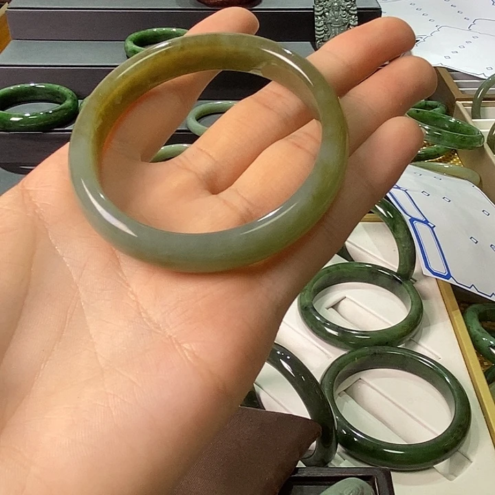 小***儿和田玉未镶嵌手镯