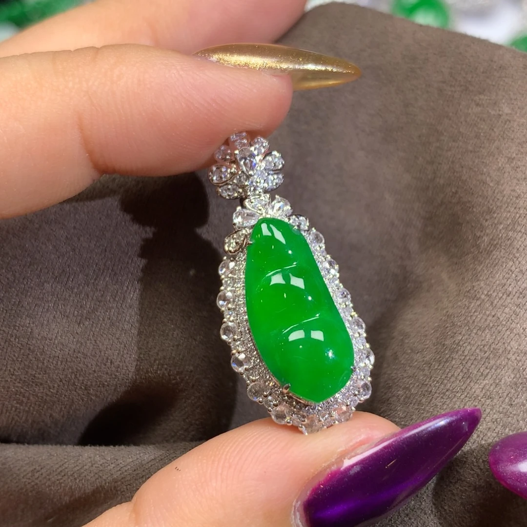 翡翠18K金镶嵌颈饰豆子，特价！