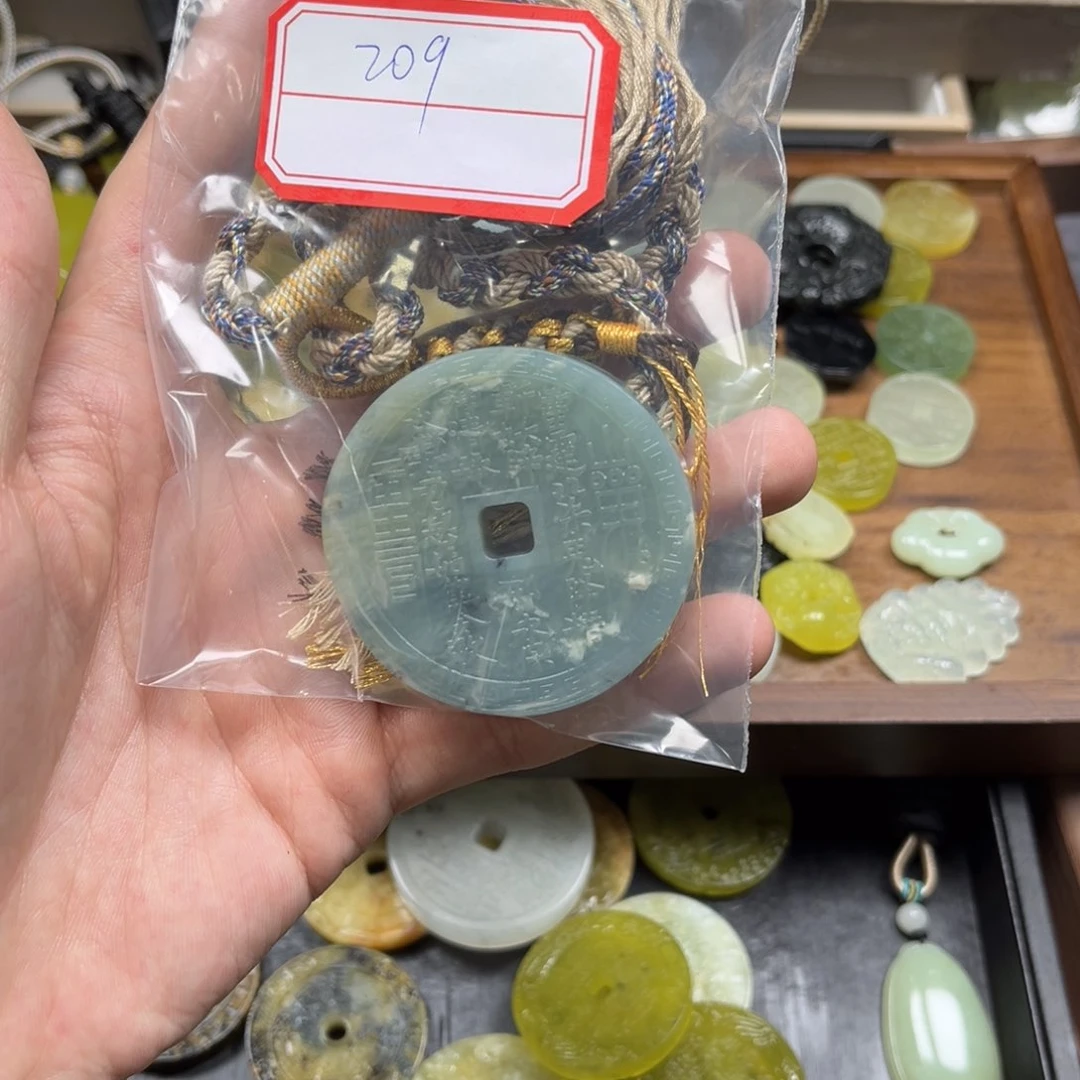 蛇纹石玉颈饰合金多**?