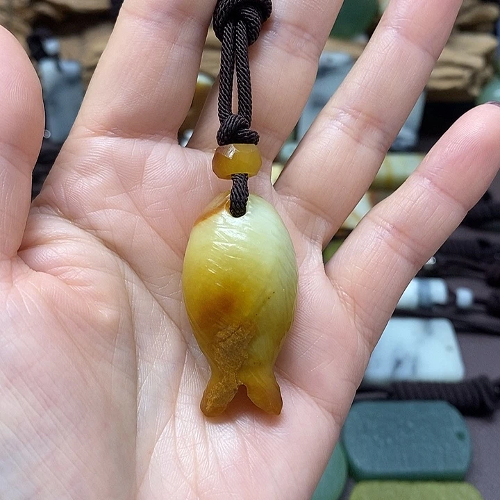 蛇纹石玉未镶嵌颈饰