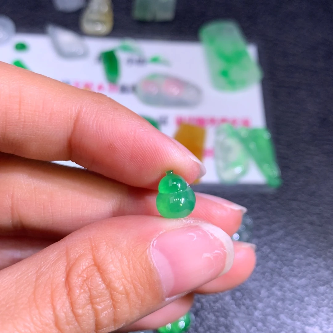 翡翠颈饰未镶嵌燕*翡翠