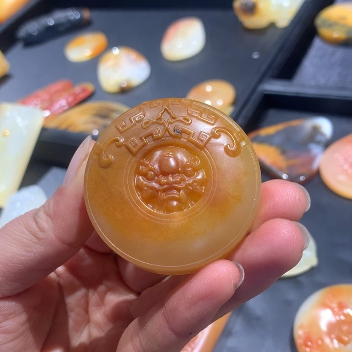 石英质玉（黄龙玉）未镶嵌颈饰