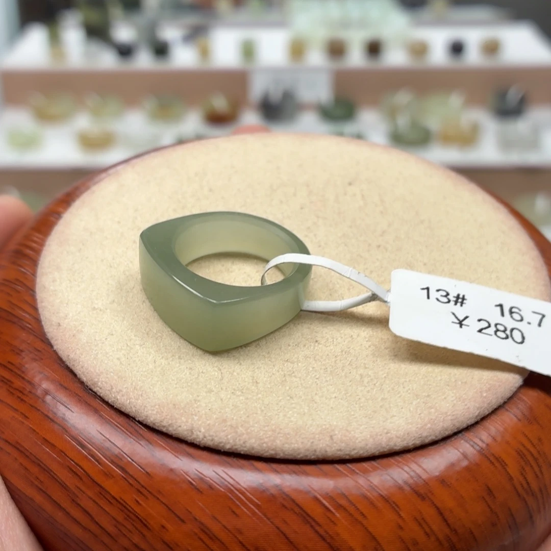 刘***行和田玉未镶嵌戒指16.7