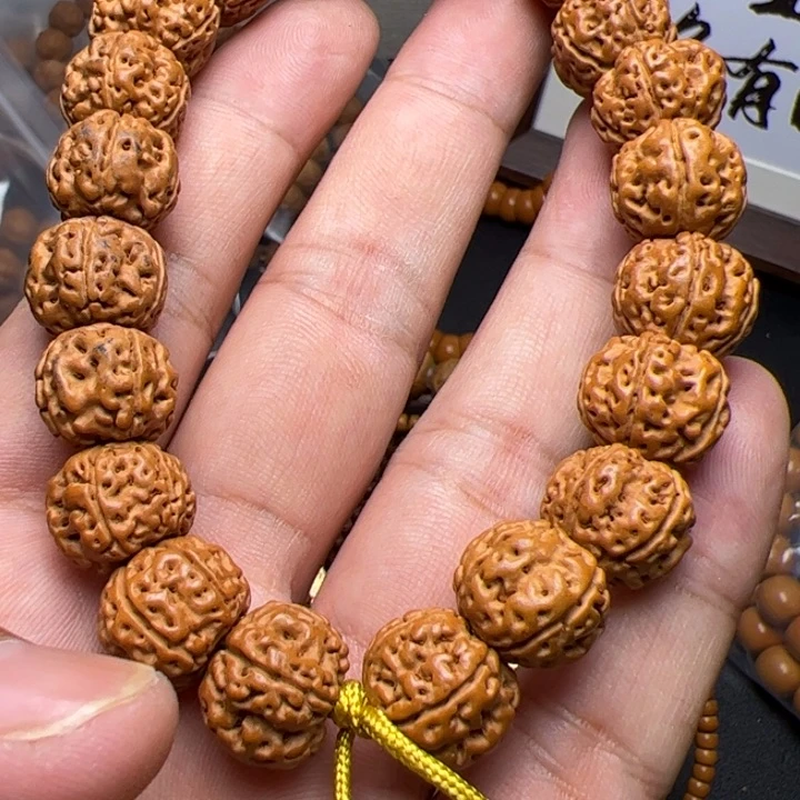 男***住猴头核桃吊坠卡罗拉