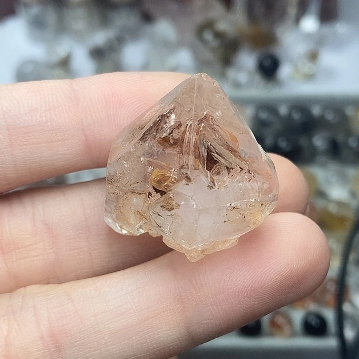 颈饰水晶未镶嵌开窗红泥摆件