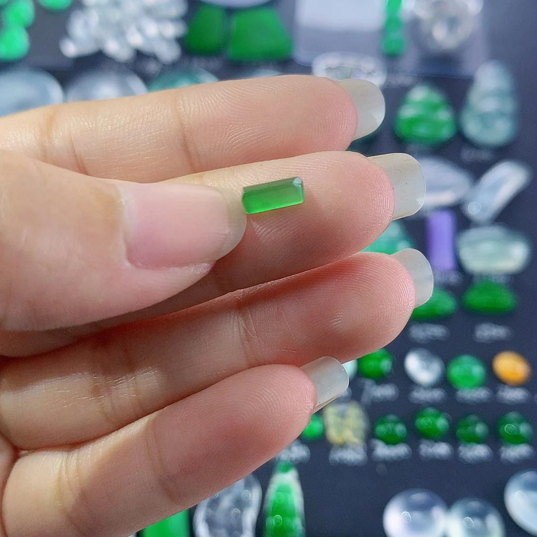 【闪购商品】翡翠颈饰未镶嵌切割