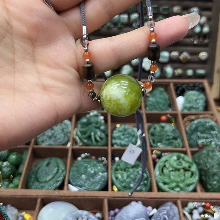 蛇纹石玉未镶嵌颈饰