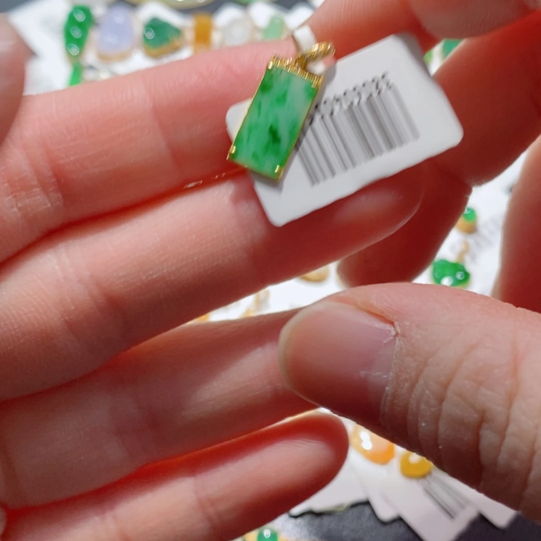 r***r翡翠18K金镶嵌吊坠(不含链)