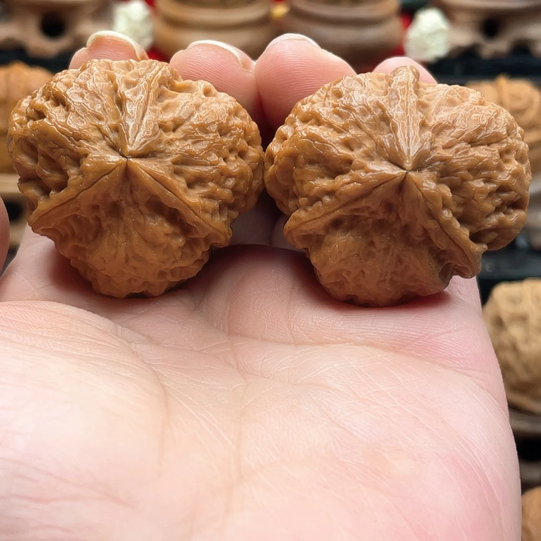 文玩核桃吊坠赤子红三棱