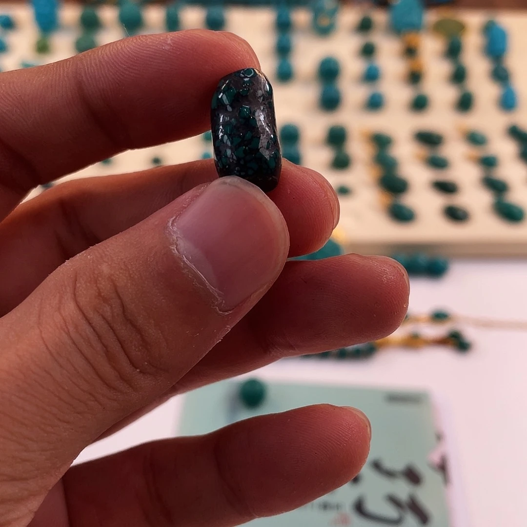 绿松石未镶嵌颈饰