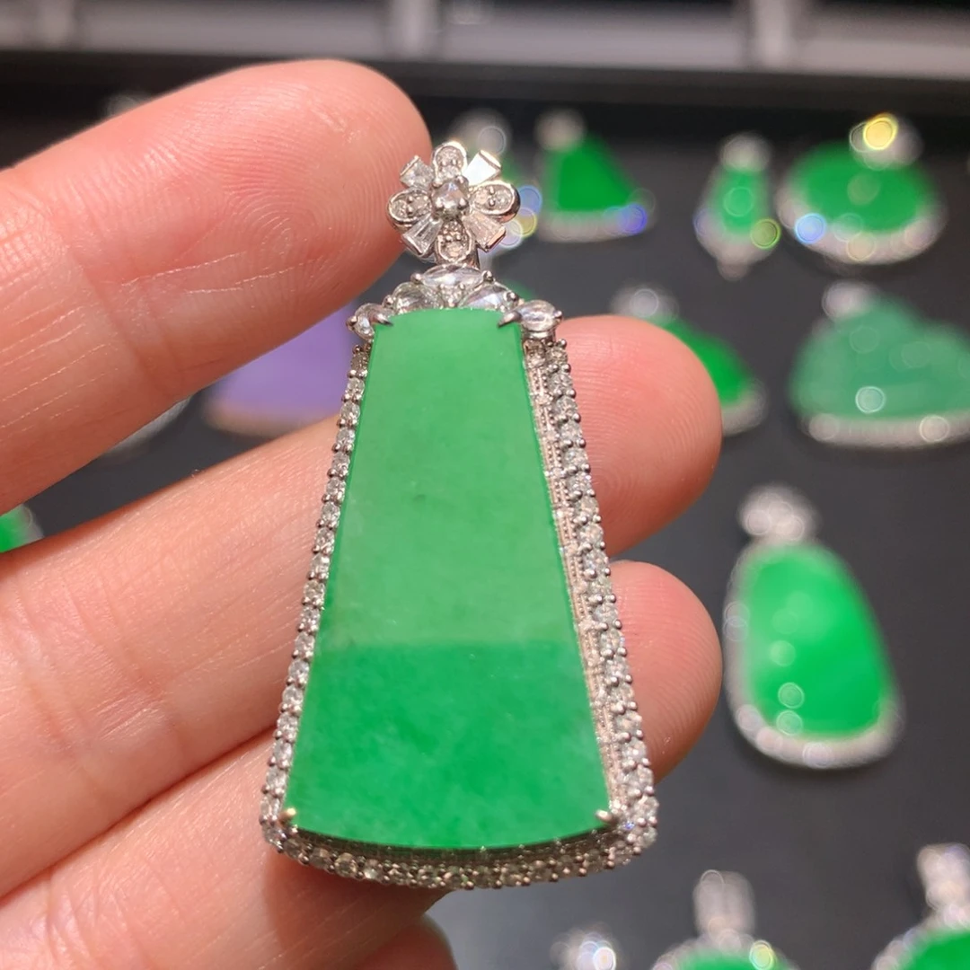 翡翠颈饰18K金镶嵌翡翠