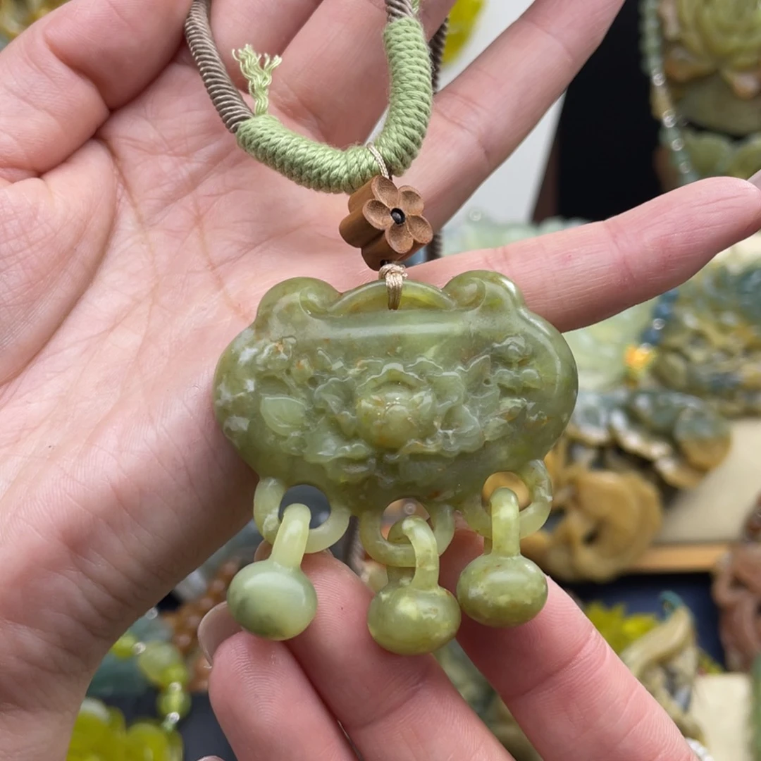 未镶嵌蛇纹石玉颈饰