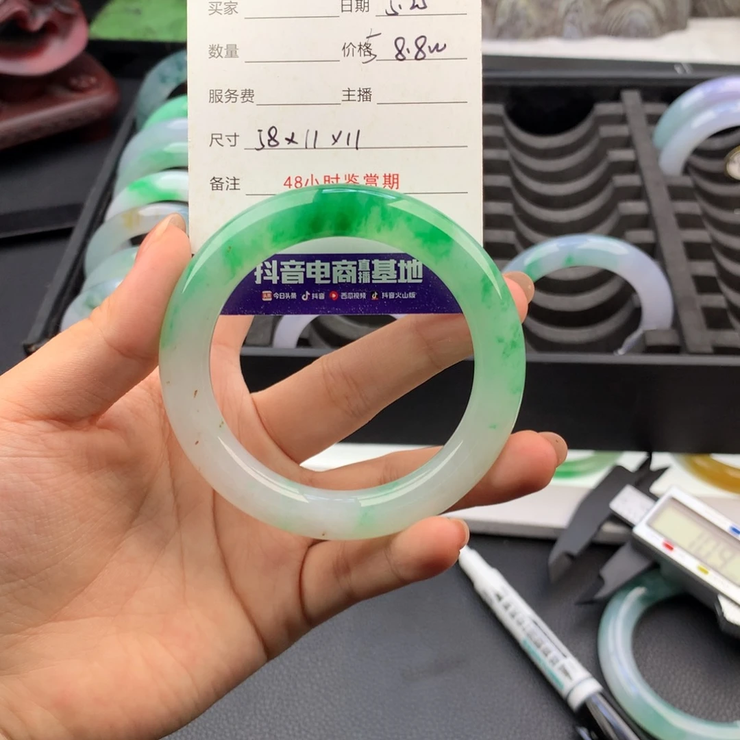 翡翠手镯未镶嵌小**?翡翠手镯