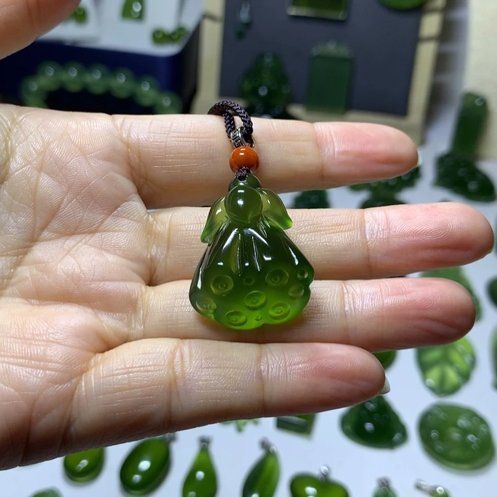 岫玉未镶嵌颈饰吊坠