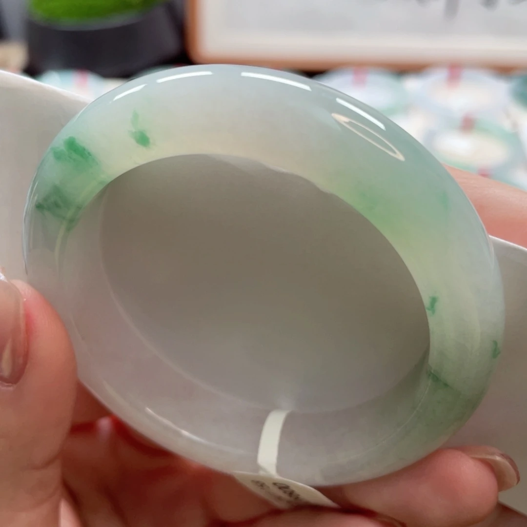 【闪购商品】翡翠手镯未镶嵌53.8皎洁白底飘甜绿花清新淡雅21号