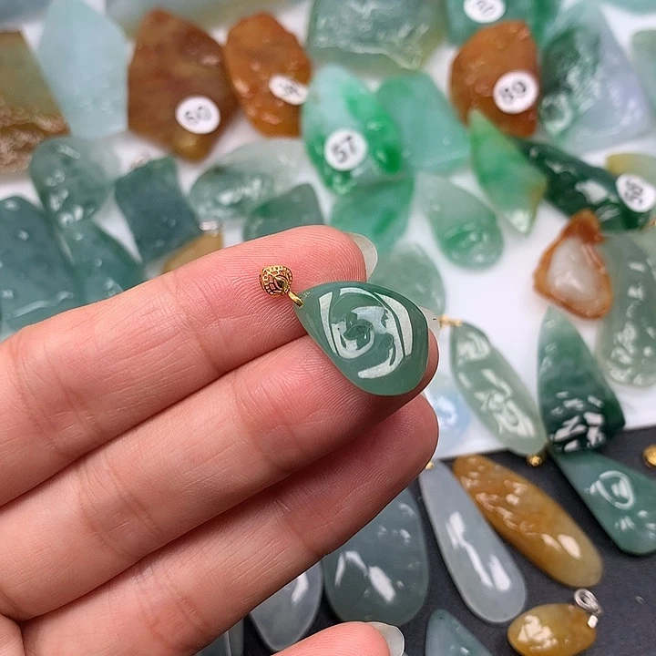 翡翠未镶嵌颈饰随型