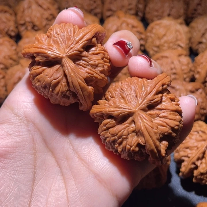 细***秋文玩核桃吊坠白狮子