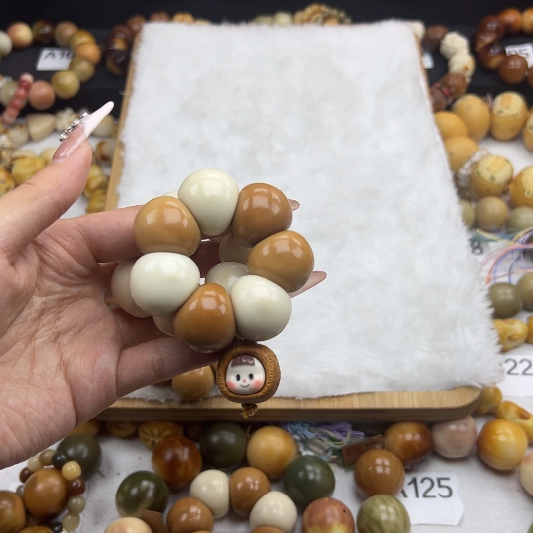 白玉菩提吊坠奔****丘微瑕