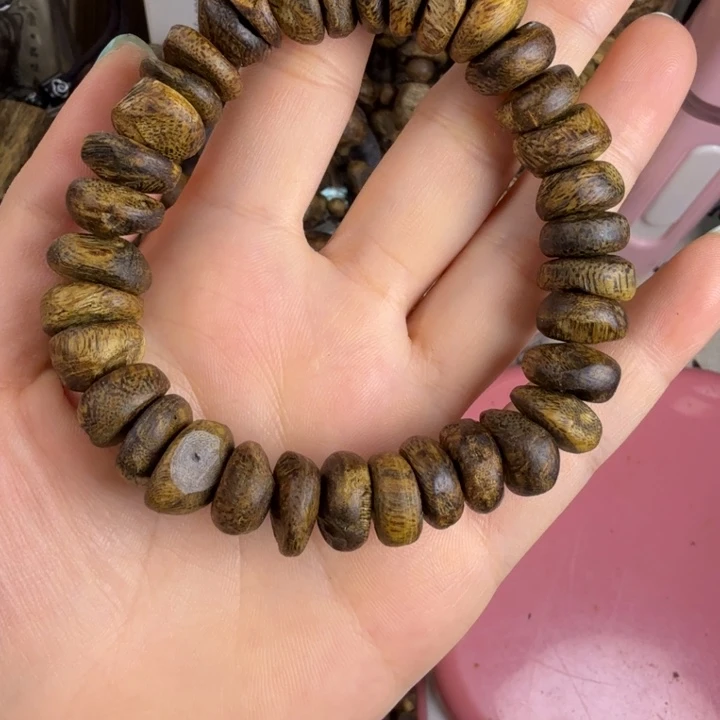 曲***.沉香沉香碎屑莺歌绿奇楠1.3壳子单圈17.3克