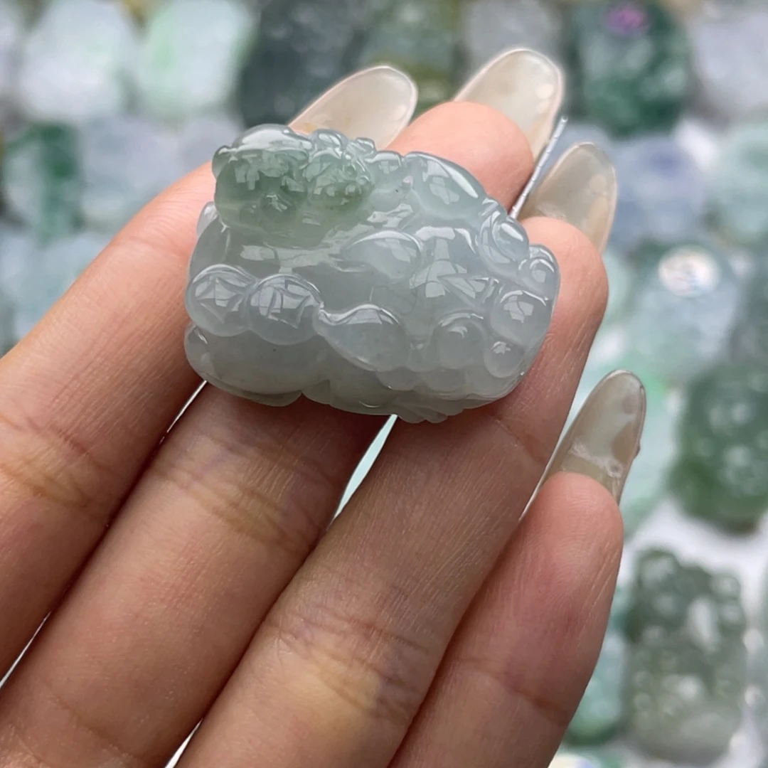 翡翠未镶嵌颈饰貔貅