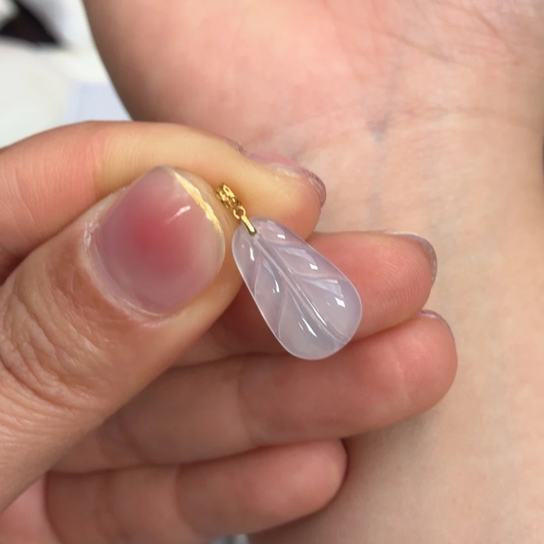 翡翠18K金镶嵌颈饰一刀切叶子