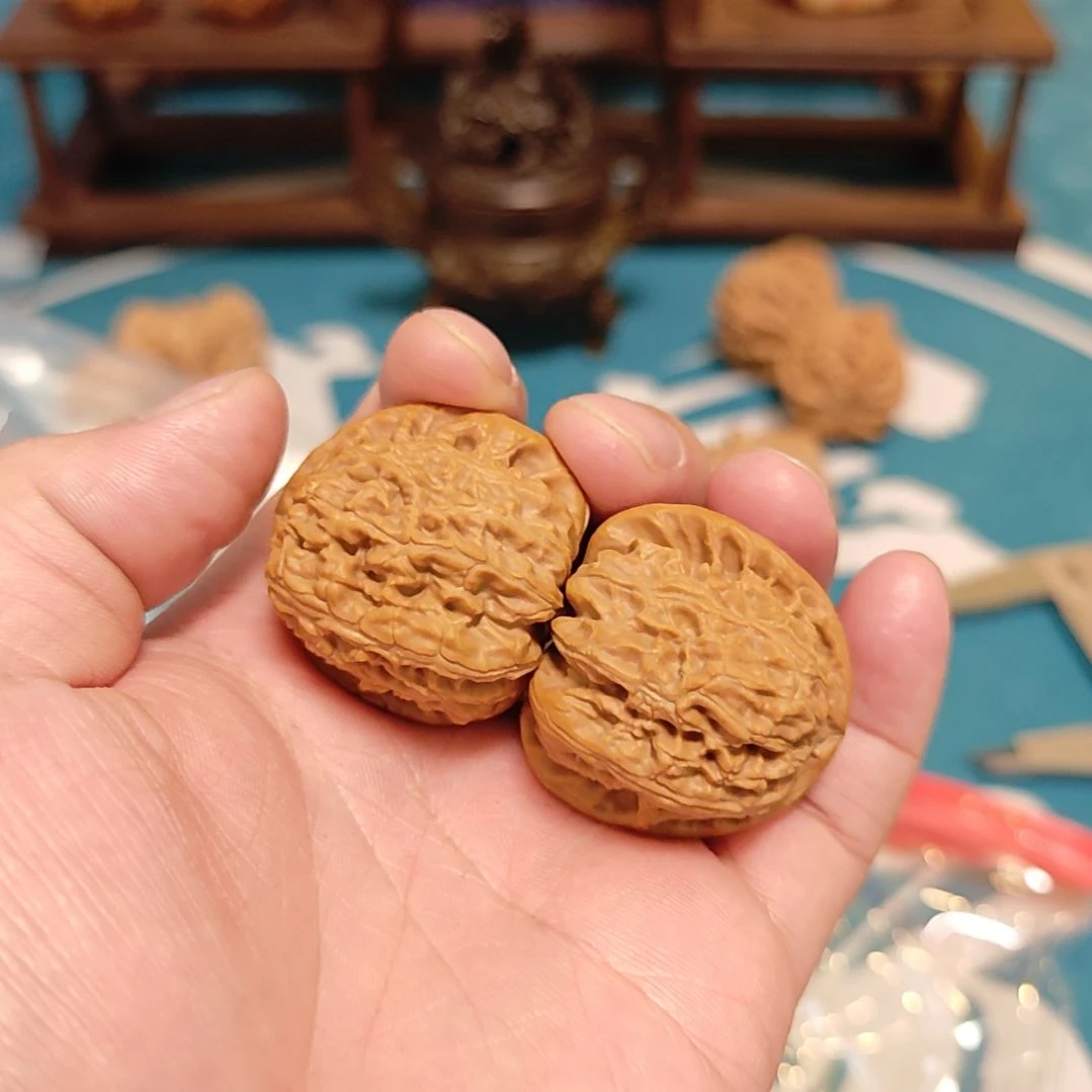 低*。文玩核桃三角白狮子